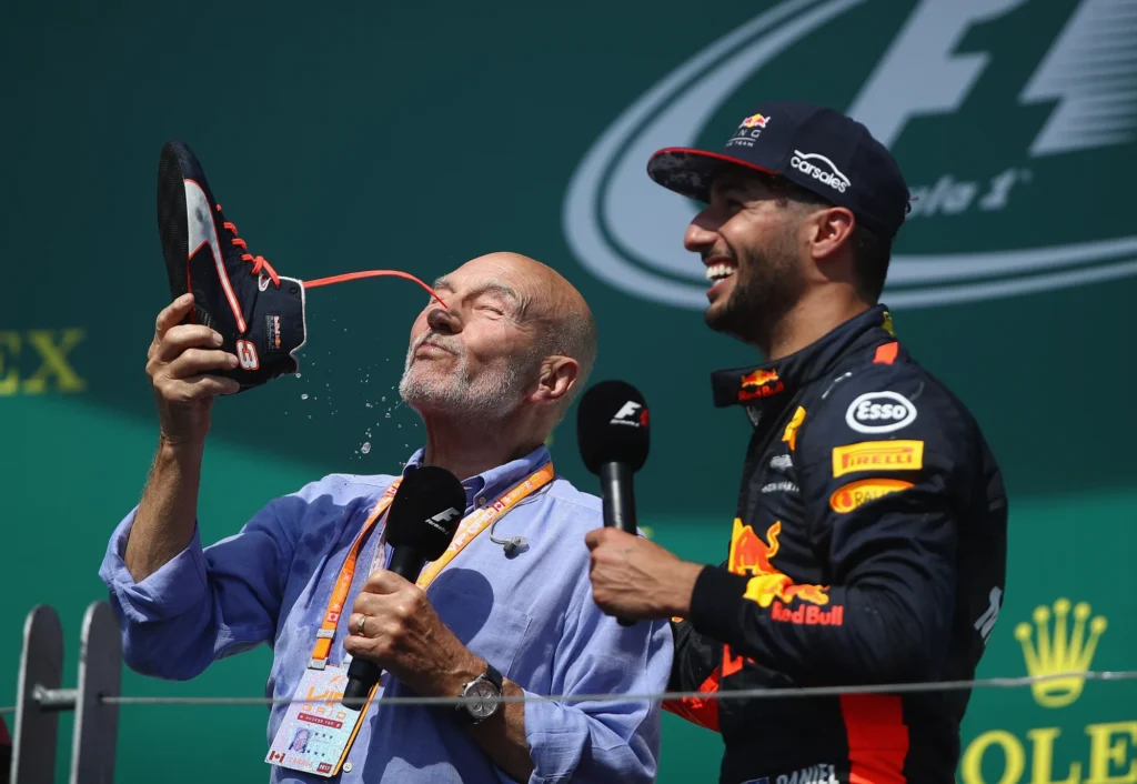 Patrick Stewart fez Daniel Ricciardo perceber que 'shoey' ganhou o mundo (Foto: Red Bull Content Pool)