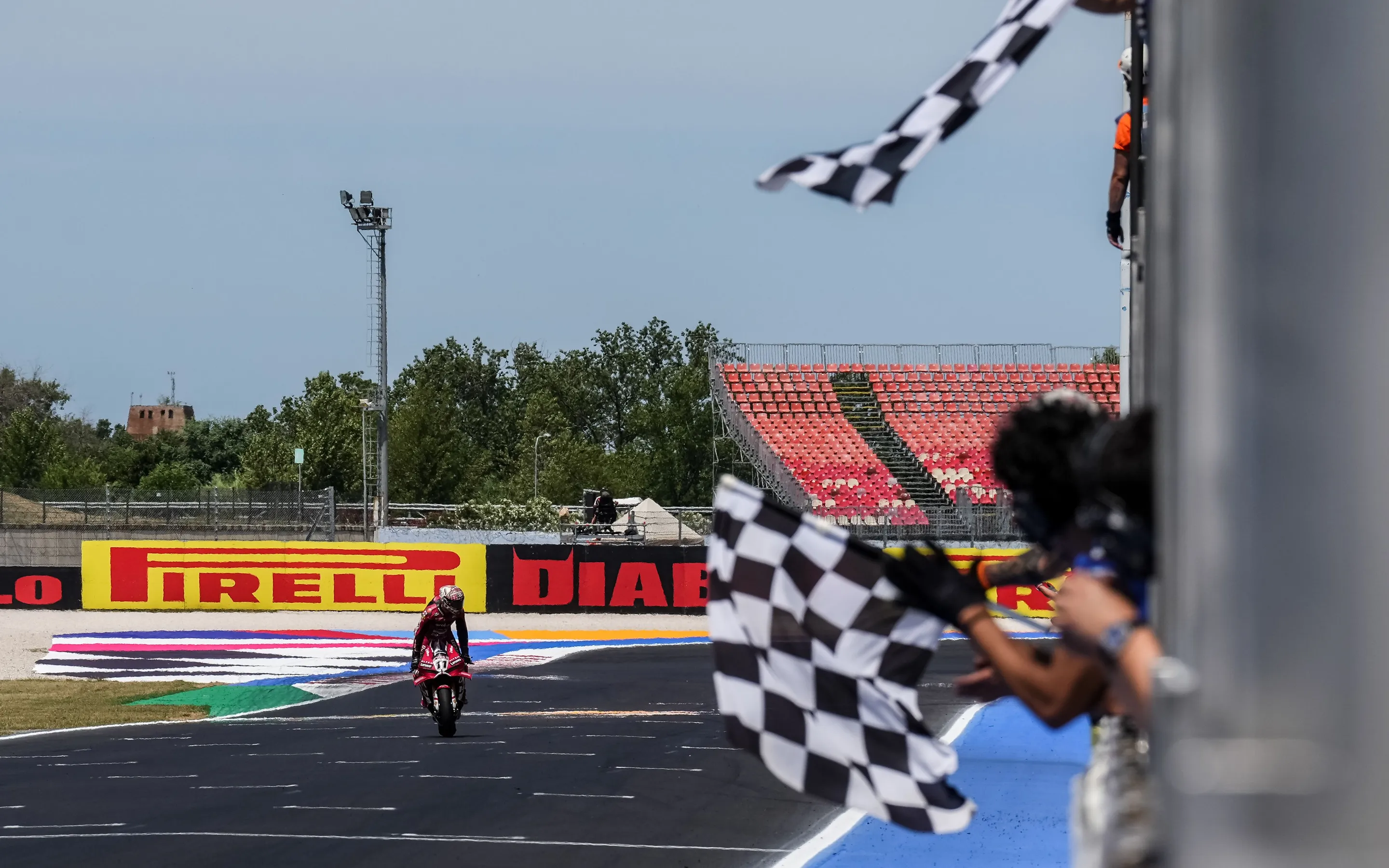 Bulega faz 7º hat-trick do ano no WSBK e supera recorde histórico de Bautista
